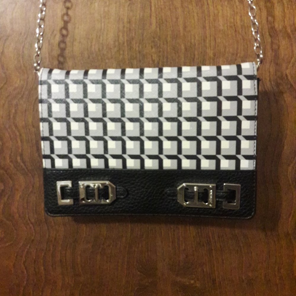 NWT NINE WEST BLACK & WHITE  CROSS BODY WALLET